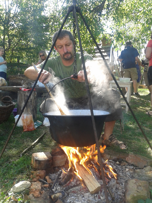  a bográcsban őzpörköltet főz Balogh Viktor és családja